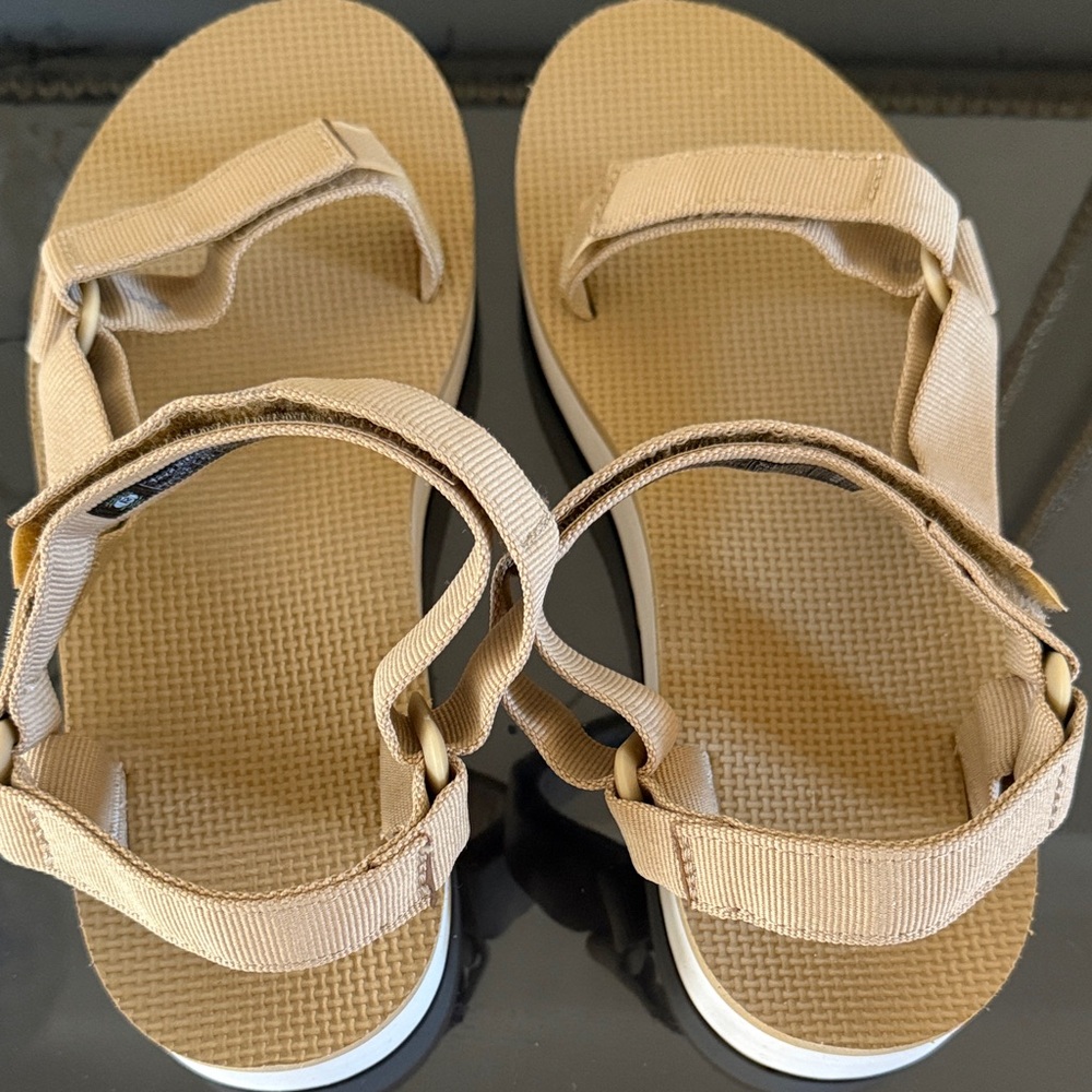 Teva tan Strappy Sandals. Universal Flatform. Sz 10. New, no box. Style FU1022d.